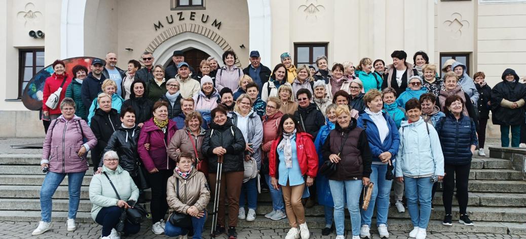 Grupowe zdjęcie uczestników wyjazdu na tle murów Zamku Lubelskiego