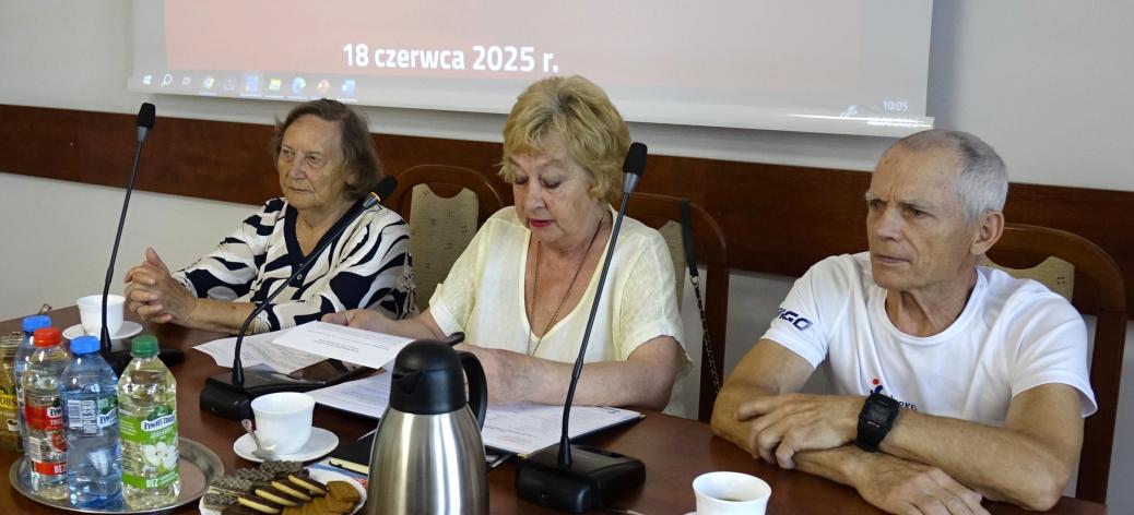 Prezydium Miejskiej Rady Seniorów w Drzewicy. Od lewej siedzą: Wiceprzewodnicząca Maria Pabjanek, Przewodnicząca Barbara Oliwa, Wiceprzewodniczący Bogdan Piekarski