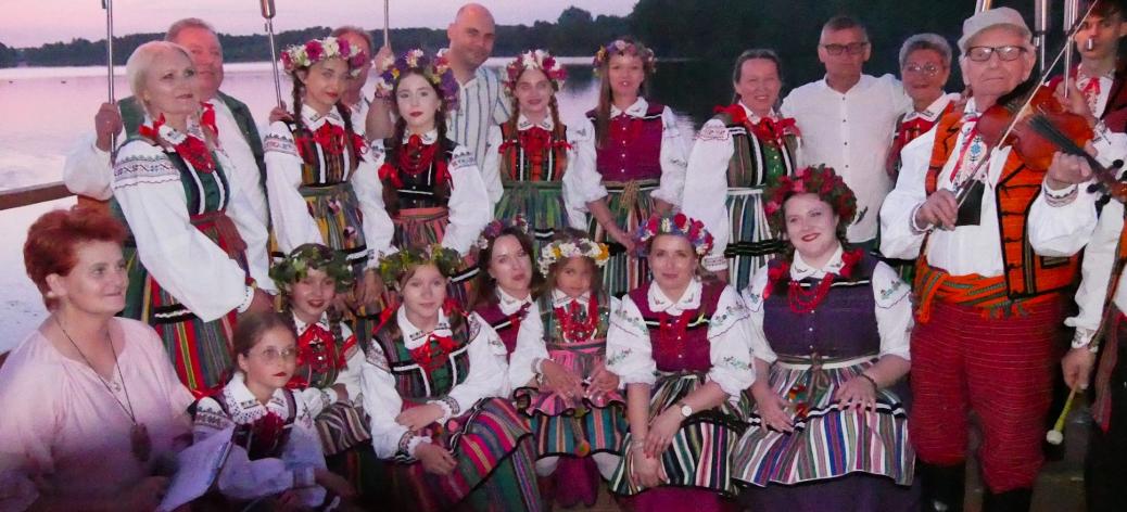 Na molo zespoły pieśni i tańca „Drzewiczanie” i „Mali Drzewiczanie” wraz z Burmistrzem Drzewicy Januszem Reszelewskim i Zastępcą Burmistrza Drzewicy Dominikiem Niemirskim