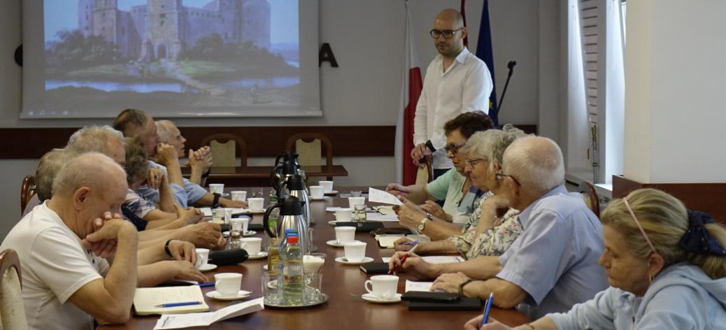 Radni Miejskiej Rady Seniorów w Drzewicy zgromadzeni w sali konferencyjnej Urzędu Miejskiego w Drzewicy podczas komisji wspólnej wraz z Zastępcą Burmistrza Drzewicy Dominikiem Niemirskim
