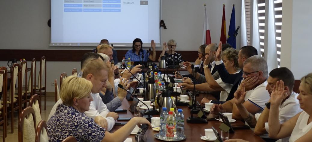 Nadzwyczajna Sesja Rady Miejskiej w Drzewicy. W sali konferencyjnej Urzędu Miejskiego w Drzewicy przy stole Radni podczas głosowania.