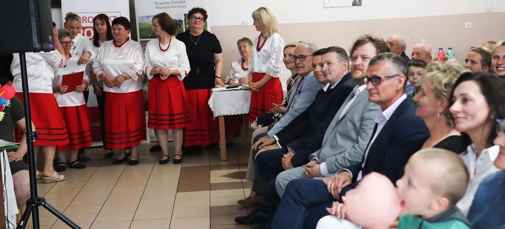 Uczestnicy spotkania w świetlicy wiejskiej w Zakościelu – po lewej stoją panie z KGW, po prawej siedzą goście i mieszkańcy