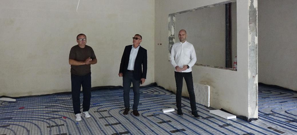 W jednym z pomieszczeń na parterze budynku żłobka stoją – od lewej: Burmistrz Drzewicy Janusz Reszelewski, Kierownik Referatu Gospodarki Komunalnej, Budownictwa i Inwestycji Jarosław Bomba oraz Zastępca Burmistrza Drzewicy Dominik Niemirski.