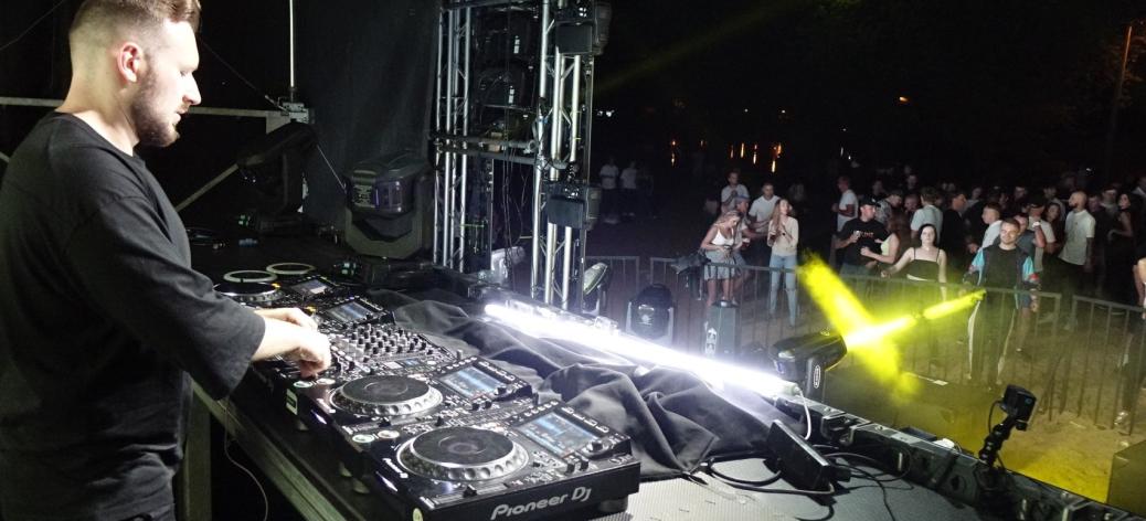 Na scenie za konsolą gwiazda festiwalu – Skytech. W tle bawiąca się publiczność