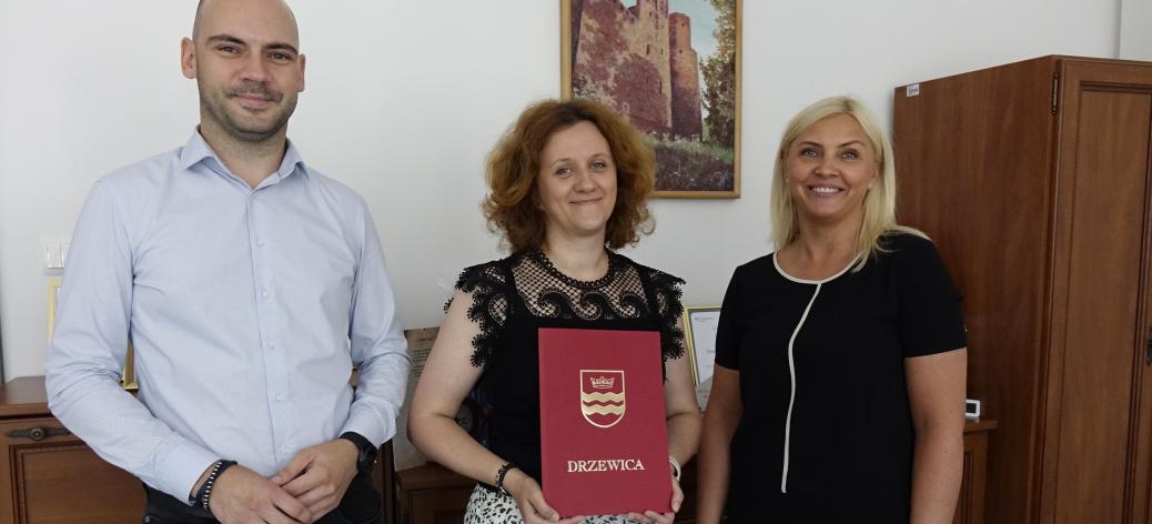 Wspólne zdjęcie w gabinecie Wiceburmistrza Drzewicy. Stoją od lewej: Zastępca Burmistrza Drzewicy Dominik Niemirski, Renata Wilk i Dyrektor ZEAS Agnieszka Kwiecień