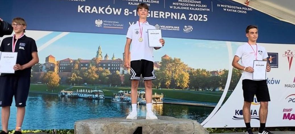 Podium OOM w C-1m. W środku złoty medalista Tomasz Reguła.
