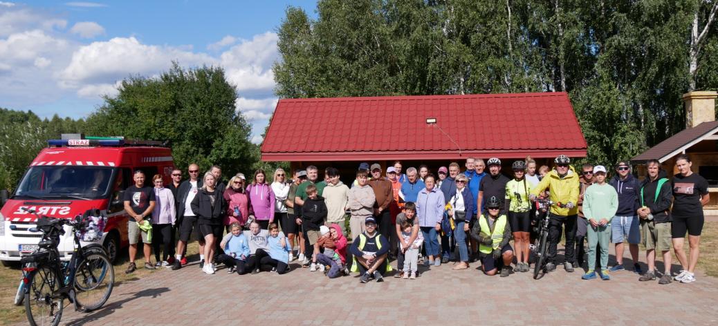 Tour de Drzewica z Centrum Aktywności Lokalnej w Drzewicy. Zdjęcie grupowe uczestników rajdu.