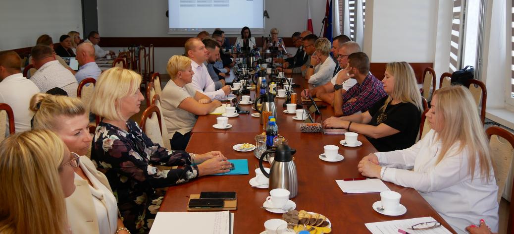 Uczestnicy sesji w sali konferencyjnej Urzędu Miejskiego w Drzewicy