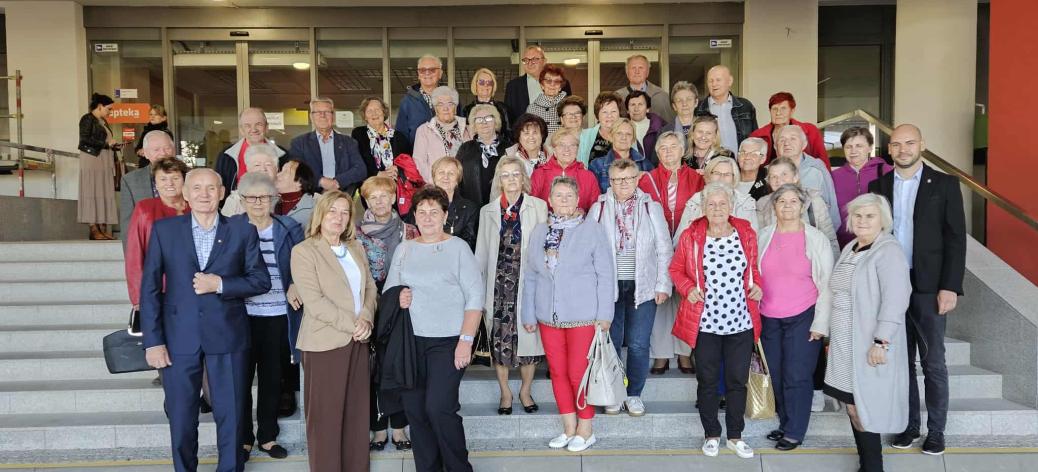 Delegacja seniorów z teren Gminy Drzewica na uroczystych obchodach Wojewódzkiego Dnia Seniora w Łodzi. Wspólne zdjęcie na schodach przed wejściem do Centrum Kliniczno-Dydaktycznego Uniwersytetu Medycznego w Łodzi.