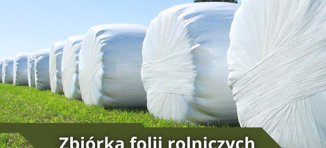 Baloty z folią rolniczą ustawione na trawie. W tle niebo. Na dole napis ,,Zbiórka folii rolniczych''