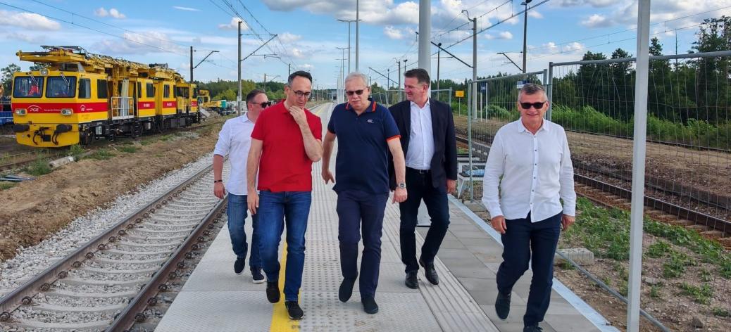 Na modernizowanym peronie stacji kolejowej Drzewica idą – od lewej: Członek Zarządu PKP Intercity Remtrak Michał Franas, Minister Infrastruktury Dariusz Klimczak, Prezes PKP Intercity Janusz Malinowski, Członek Zarządu Województwa Łódzkiego Artur Bagieński i Burmistrz Drzewicy Janusz Reszelewski.