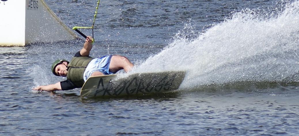 Ekwilibrystyczna figura na torze wakeboardowym w wykonaniu Piotra Kowalskiego