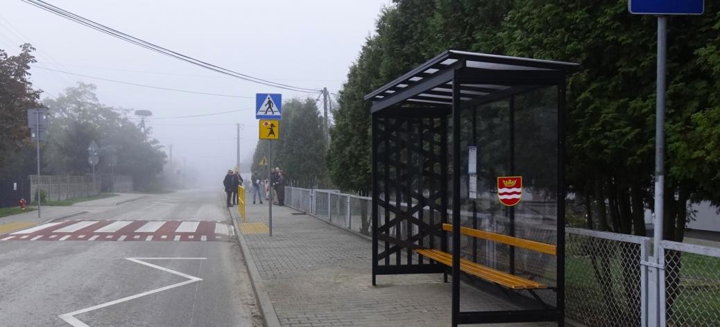 Nowy peron autobusowy przy szkole w Domasznie