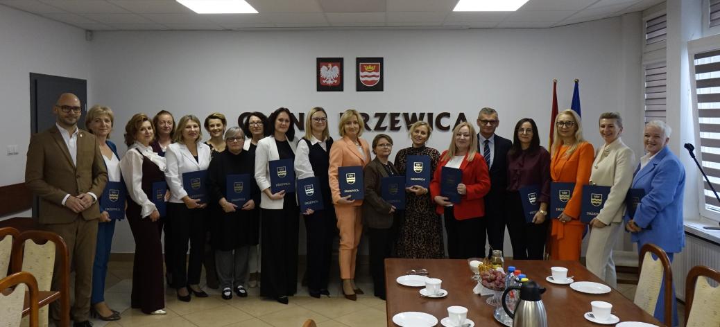 Zdjęcie grupowe nagrodzonych z władzami gminy