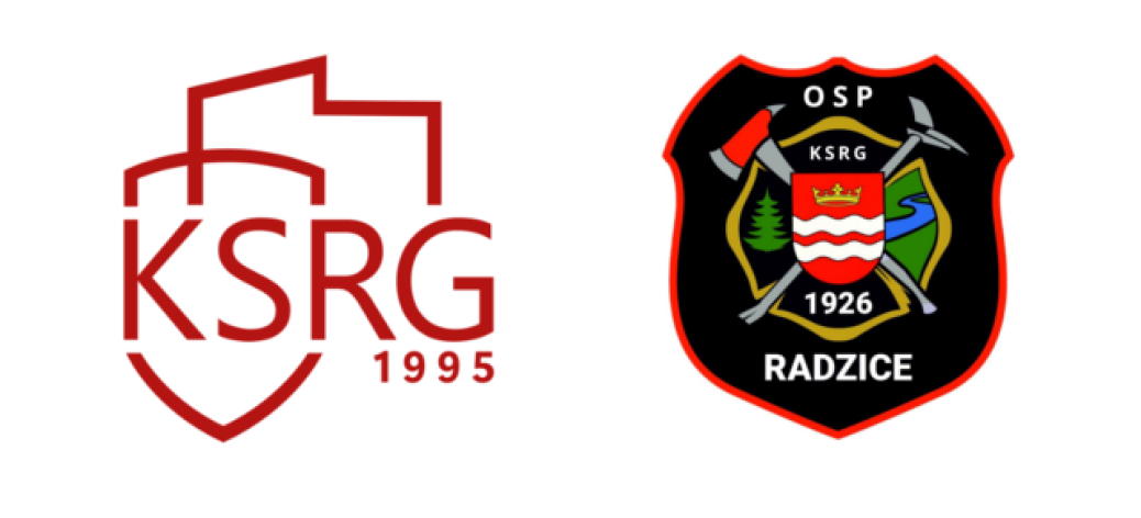 Na zdjęciu dwa logotypy: od lewej logotyp Krajowego Systemu Ratowniczo Gaśniczego – składający się z napisu KSRG, roku 1995 oraz paru linii w kolorze czerwonym na kształt tarczy i terytorium administracyjnego Rzeczpospolitej Polskiej; logotyp OSP Radzice – na czarnej tarczy z czerwoną obwódką znajdują się napisy OSP, 1926 oraz Radzice, a także topór skrzyżowany z siekierą a przed nimi Herb Gminy Drzewica. 