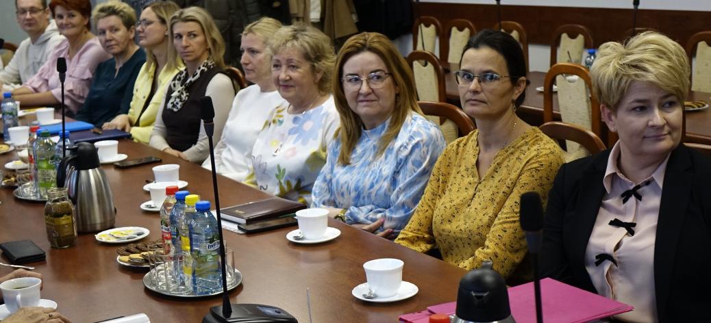Przy stole w sali konferencyjnej UM w Drzewicy siedzą członkowie Komitetu Rozwoju i Monitorowania Usług Społecznych w Gminie Drzewica – dziesięć osób