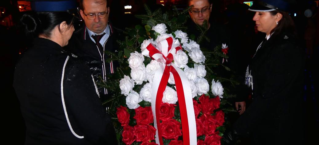 Wieniec od samorządu i mieszkańców Gminy Drzewica dwóm druhnom OSP przekazują dwaj pracownicy Urzędu Miejskiego w Drzewicy