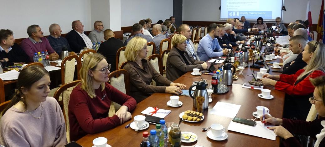 Uczestnicy sesji  - około czterdziestu osób - siedzą przy stołach w sali konferencyjnej Urzędu Miejskiego w Drzewicy