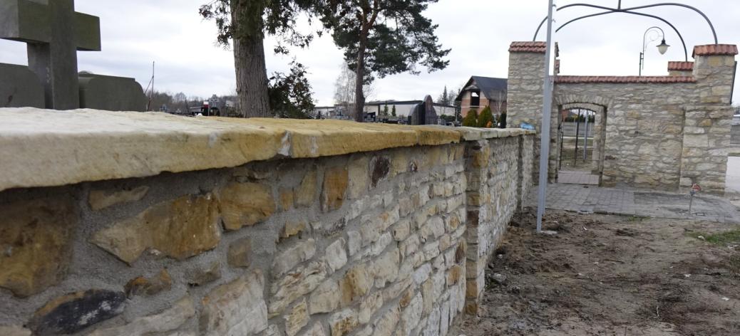 Wyremontowany mur cmentarny i brama kamienna stanowiąca główne wejście na cmentarz