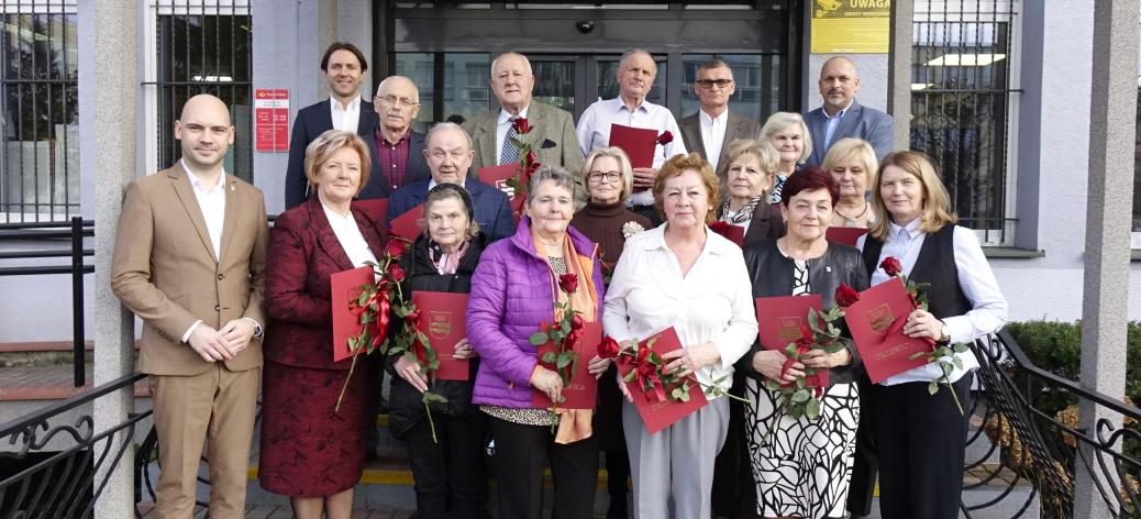 Pamiątkowe zdjęcie Miejskiej Rady Seniorów w Drzewicy II kadencji z władzami samorządowymi Gminy Drzewica na schodach przed wejściem do budynku Urzędu Miejskiego