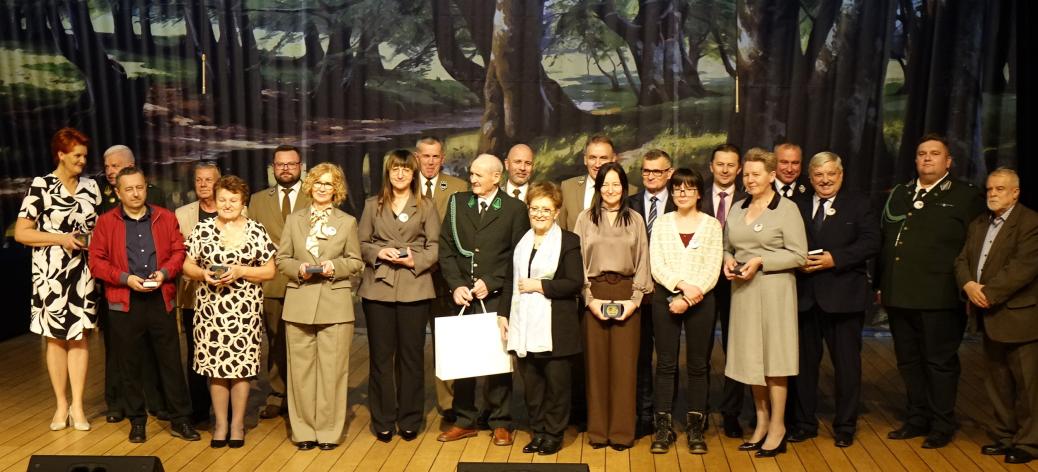 Na scenie stoi ponad 20 osób uhonorowanych medalami z okazji 75-lecia Koła Łowieckiego „Gerlach”. 