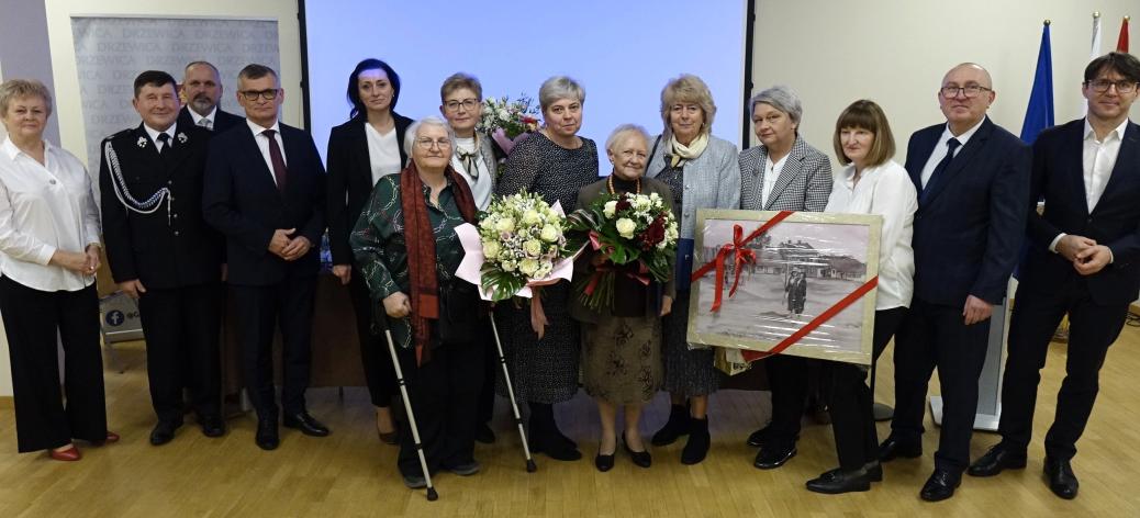 Pamiątkowa fotografia Prof. Jadwigi Dwilewicz-Trojaczek z przyjaciółmi, sąsiadami oraz władzami samorządowych Gminy Drzewica