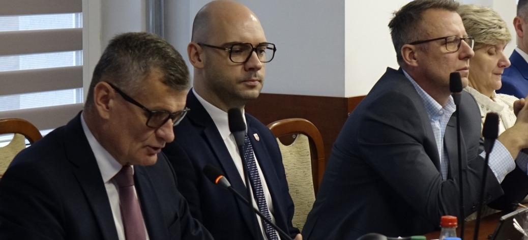 Siedząc głos zabiera Burmistrz Drzewicy Janusz Reszelewski. Po prawej siedzi Zastępca Burmistrza Dominik Niemirski i dwoje radnych.