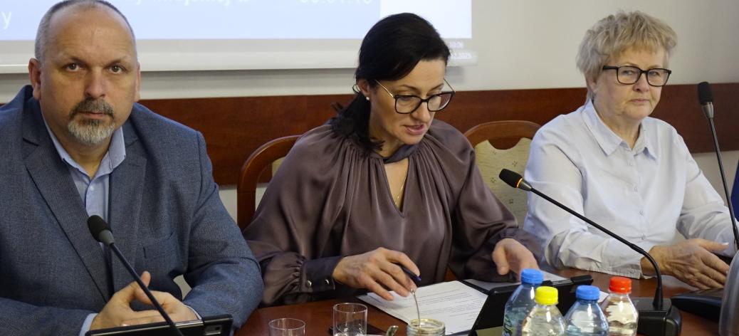 Prezydium Rady Miejskiej w Drzewicy. Przy stole prezydialnym siedzą: Wiceprzewodniczący Paweł Małek, Przewodnicząca Dorota Wiktorowicz, Wiceprzewodnicząca Joanna Popis.