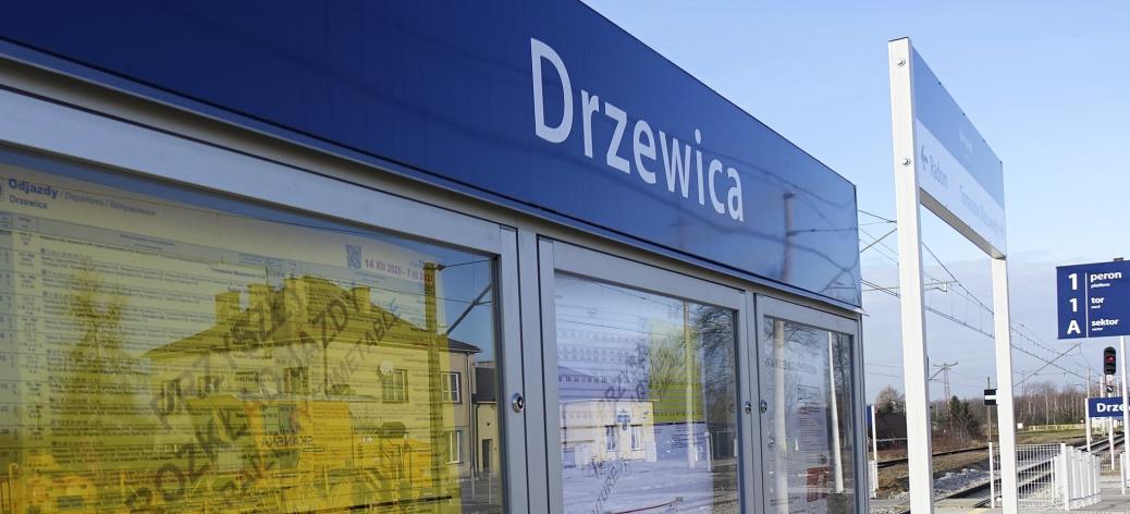 Tablica informacyjna na stacji PKP Drzewica z nowym rozkładem jazdy za szybą