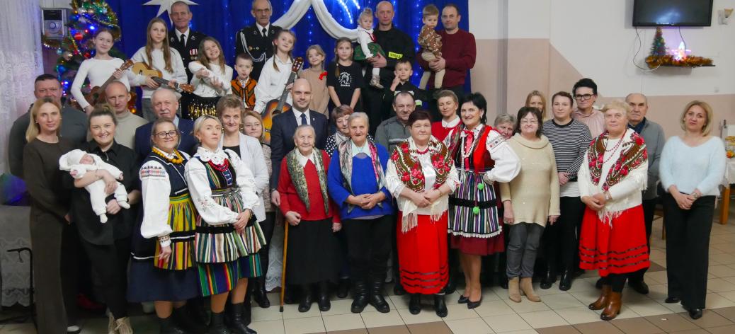 Wspólne zdjęcie kilkudziesięcioosobowej grupy uczestników spotkania w świetlicy wiejskiej w Zakościelu