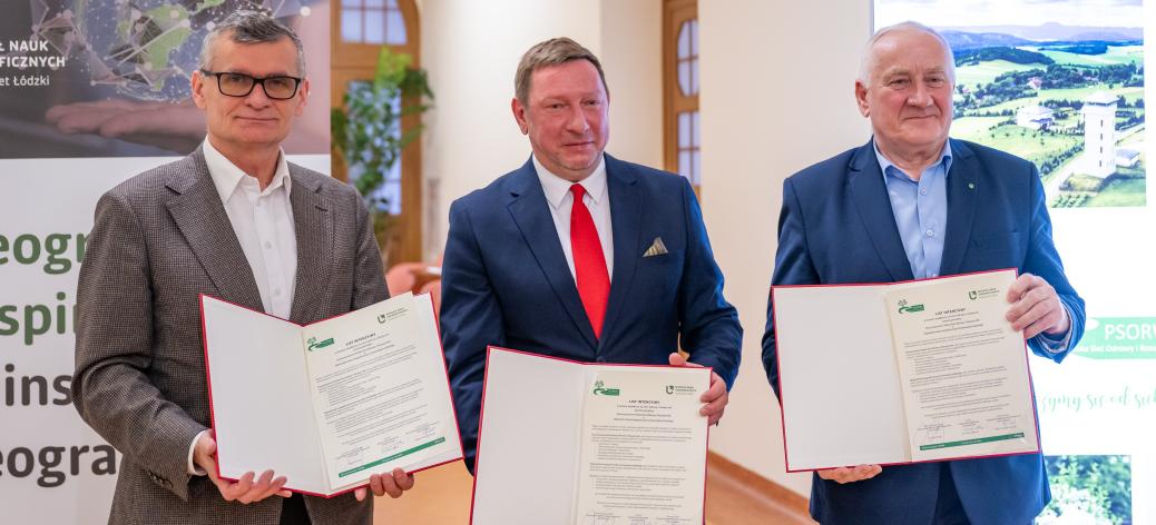 Trzej uczestnicy uroczystości w Rektoracie Uniwersytetu Łódzkiego prezentują podpisane porozumienie. Pierwszy z lewej Burmistrz Drzewicy Janusz Reszelewski