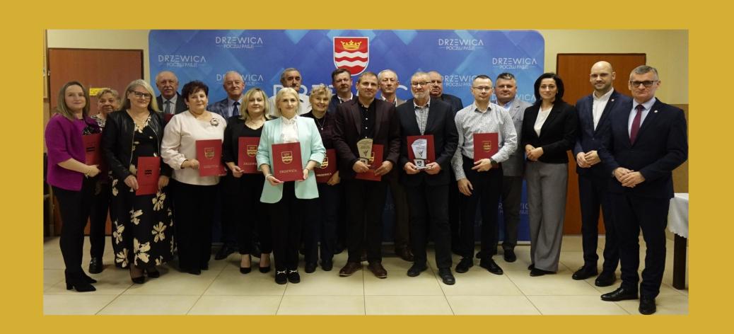 Wspólne zdjęcie 17 sołtysów z władzami samorządowymi Gminy Drzewica – Burmistrzem Drzewicy Januszem Reszelewskim, Zastępcą Burmistrza Dominikiem Niemirskim i Przewodniczącą Rady Miejskiej w Drzewicy Dorotą Wiktorowicz