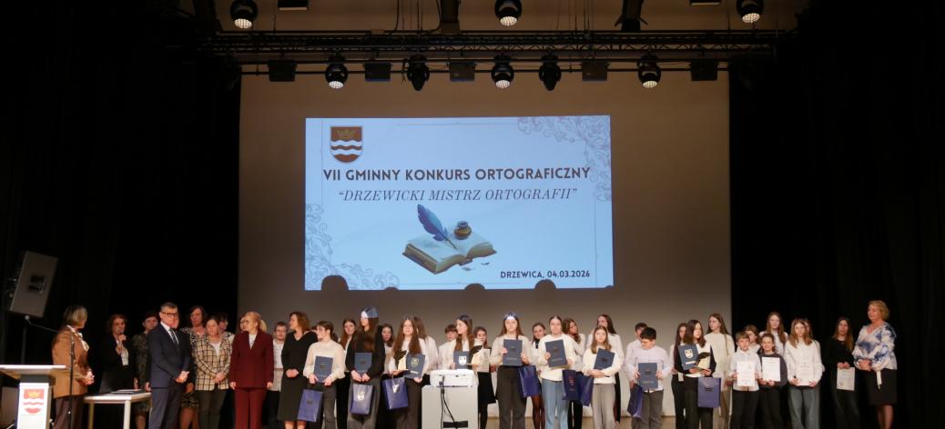 Finał VII Edycji Konkursu „Drzewicki Mistrz Ortografii”. Na scenie drzewickiego RCK wszyscy uczestnicy finałowego konkursu wraz z jury oraz zaproszonymi gośćmi