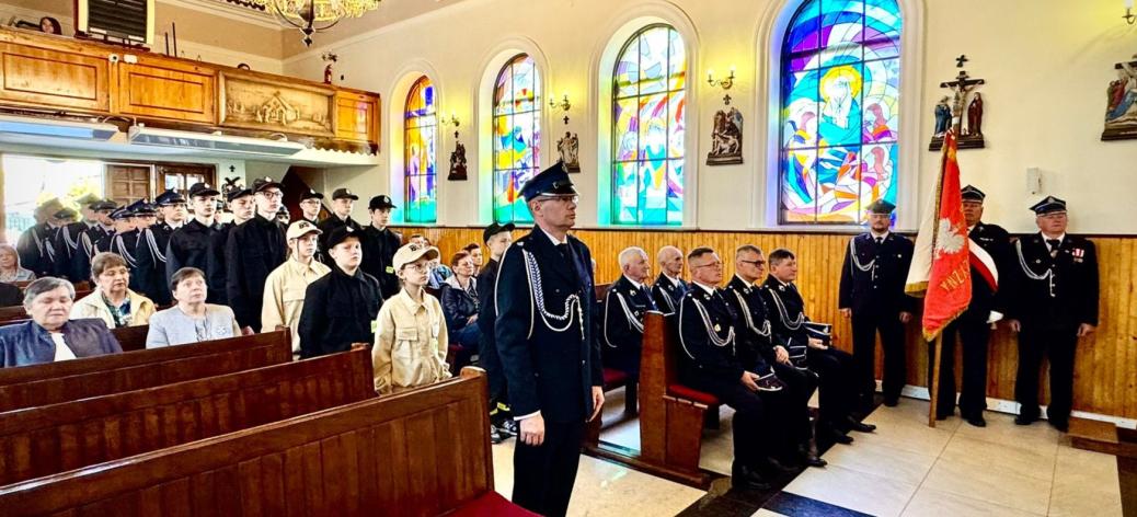 Uroczysta msza święta w kościele w Domasznie z udziałem licznej grupy strażaków w galowych mundurach oraz pocztu sztandarowego.