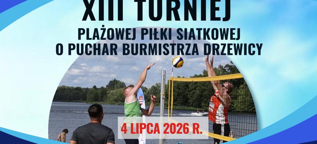Plakat informujący o XIII Turnieju Plażowej Piłki Siatkowej o Puchar Burmistrza Drzewicy. W górnej części grafiki logotypy organizatorów i partnerów oraz duży, ciemny napis z nazwą wydarzenia. W centrum zdjęcie zawodników przy siatce podczas meczu siatkówki plażowej nad jeziorem. Poniżej na jasnym tle czerwona data: 4 lipca 2026 r.