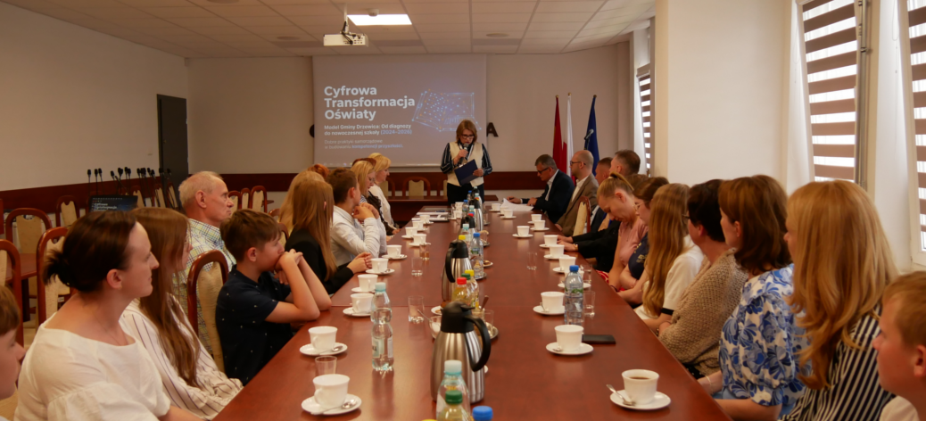 Podsumowanie projektu cyfrowej transformacji drzewickiej oświaty_na sali konferencyjnej um w drzewicy uczestnicy projektu dyrektorzy szkół nauczyciele uczniowie rodzice oraz władze samorządowe