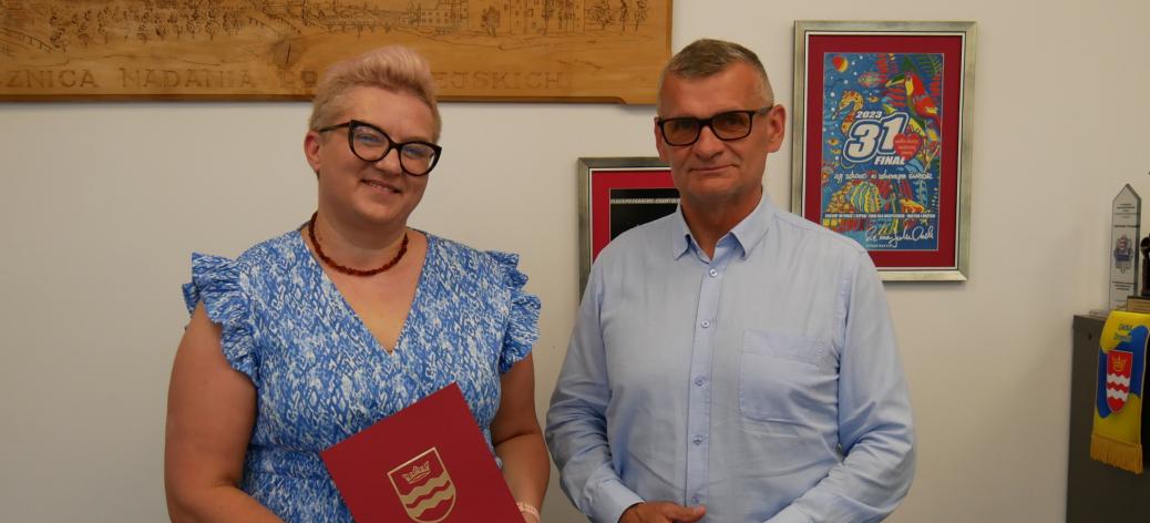 Burmistrz Drzewicy oraz Sołtys Miejscowości Werówka podczas uroczystego wręczenia aktu mianowania