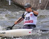 Na wodzie kajakarz w kajaku 