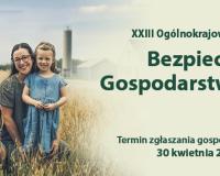Po lewej stronie znajduje się fotografia rodziny na polu zboża. Po prawej stronie banera znajduje się tekst:  „XXIII Ogólnokrajowy Konkurs” duży, wyróżniony tytuł: „Bezpieczne Gospodarstwo Rolne” informacja na dole: „Termin zgłaszania gospodarstw upływa 30 kwietnia 2026 r.”
