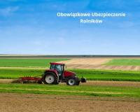 Na obrazku widać czerwony traktor pracujący na rozległym polu uprawnym. W tle rozciągają się zielone i brązowe pasy pól pod błękitnym niebem. W prawym górnym rogu znajduje się napis „Obowiązkowe Ubezpieczenie Rolników”.