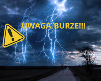 Na grafice przedstawiono ciemne, burzowe niebo z licznymi wyładowaniami atmosferycznymi rozświetlającymi chmury nad wiejskim krajobrazem. W dolnej części widoczna jest droga prowadząca w dal oraz samotne drzewo po prawej stronie. Po lewej stronie umieszczono żółty znak ostrzegawczy z wykrzyknikiem, a na środku znajduje się duży, żółty napis: „UWAGA BURZE!!!”
