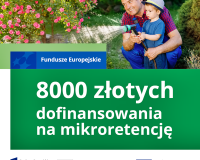Na zdjęciu widać dorosłego mężczyznę i małe dziecko podlewających ogród w słoneczny dzień. Na grafice znajduje się informacja o możliwości uzyskania 8 000 zł dofinansowania na mikroretencję z programu Fundusze Europejskie, wraz z logotypami instytucji finansujących.