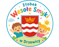 Logo przedstawia okrągły znak żłobka „Wesołe Smyki” w Drzewicy. W centralnej części znajduje się herb Drzewicy, a po jego bokach uśmiechnięte dzieci. Całość utrzymana jest w kolorowej, przyjaznej stylistyce z motywami słońca, chmurek i gwiazdek, podkreślającymi radosny i bezpieczny charakter miejsca przeznaczonego dla najmłodszych.