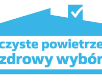 „Logo programu „Czyste Powietrze – Zdrowy Wybór”. Niebieska grafika przedstawia zarys domu z kominem i symbolem haczyka oraz napis „czyste powietrze zdrowy wybór”.