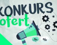 Na jasnym, fakturowanym tle znajduje się duży ciemnogranatowy napis „KONKURS” oraz zielony napis „ofert”. W dolnej części widoczny jest megafon skierowany w prawo. Wokół niego umieszczono symbole związane z ofertami i biznesem: koła zębate, gwiazdki, kopertę oraz symbole procentowe. Dominują kolory granatowy, zielony i jasny turkus.