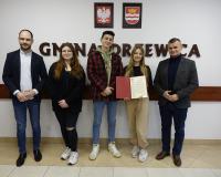 Burmistrz Drzewicy Janusz Reszelewski wraz z Zastępcą Dominikiem Niemirskim oraz prezydium Młodzieżowej Rady Miejskiej w Drzewicy