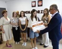 Promesę odbiera reprezentacja SP w Domasznie