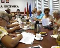 Radni Miejskiej Rady Seniorów w Drzewicy podczas posiedzenia komisji wspólnej