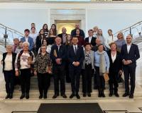 Grupowe zdjęcie drzewickiej grupy i Posła Adriana Witczaka na sejmowych schodach