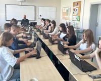 Radni Młodzieżowej Rady Miejskiej pracujący na laptopach